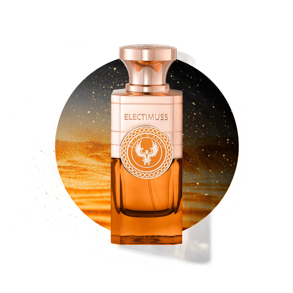 A bottle of Electimuss SPICE D'ARNO perfume, featuring a gold cap and amber-hued liquid, set against the circular expanse of a golden sand dune, releases invigorating tones and comforting spices.